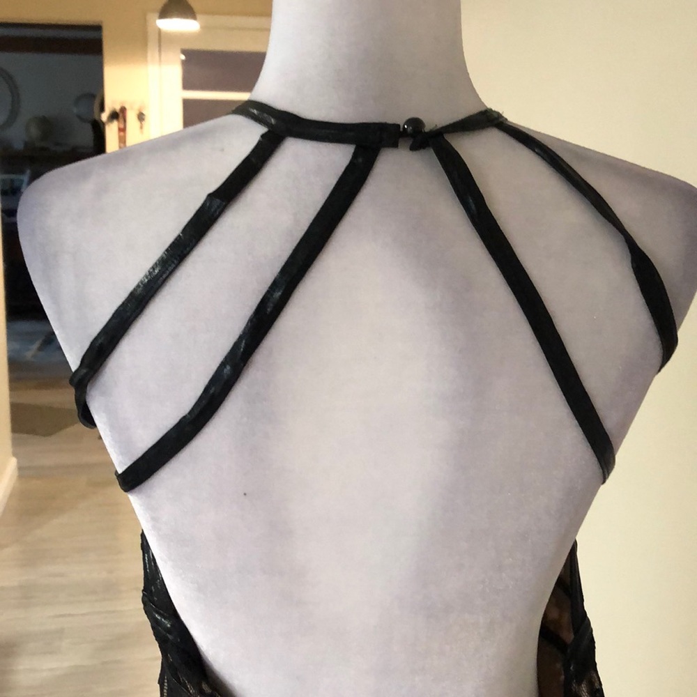 Halter black lace gown - Picture 5 of 8